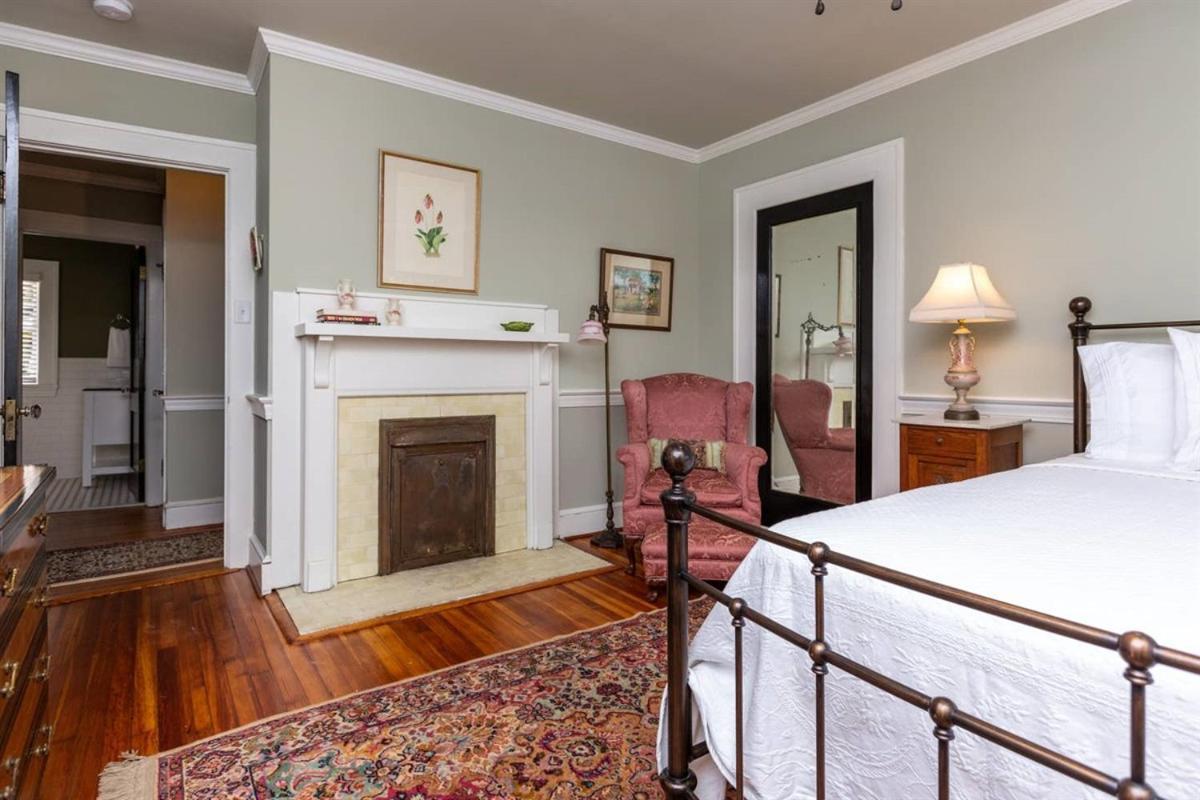 Renowned Historic Home Downtownacross From Park وينستون سالم المظهر الخارجي الصورة