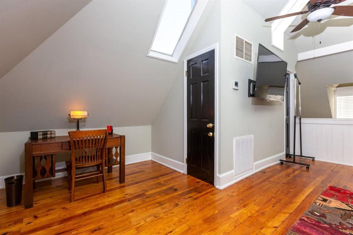 Renowned Historic Home Downtownacross From Park وينستون سالم المظهر الخارجي الصورة